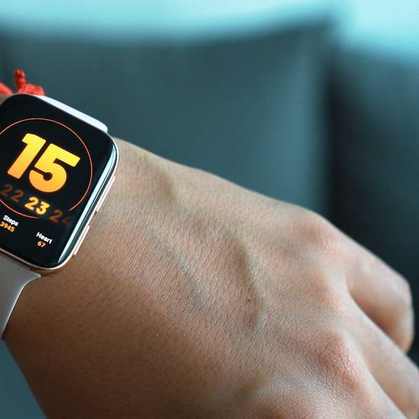 Apple Watch con caja de aluminio plateado y correa deportiva roja rompecabezas en línea