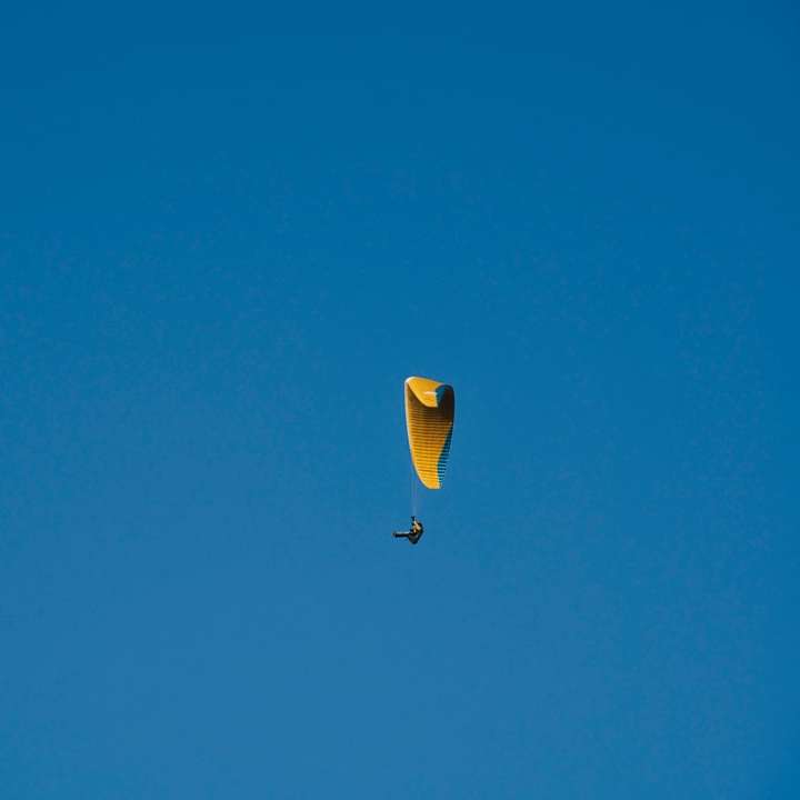 жълт и зелен балон с горещ въздух във въздуха под синьото небе плъзгащ се пъзел онлайн