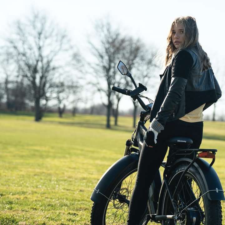 Frau in schwarzer Jacke reitet auf schwarzem Motorrad Online-Puzzle