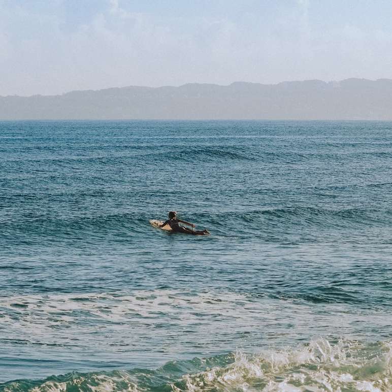 человек, занимающийся серфингом на море в дневное время онлайн-пазл