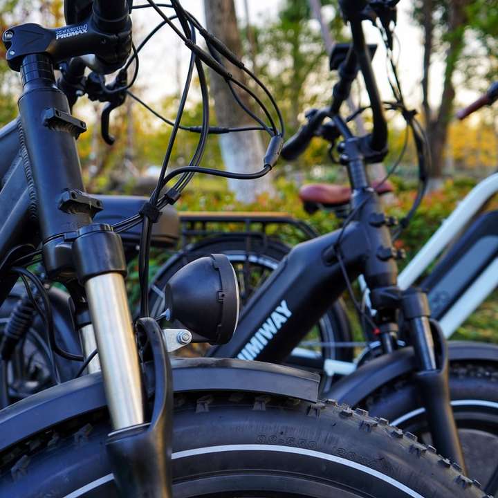 czarno-szary rower na zielonej trawie w ciągu dnia puzzle przesuwne online