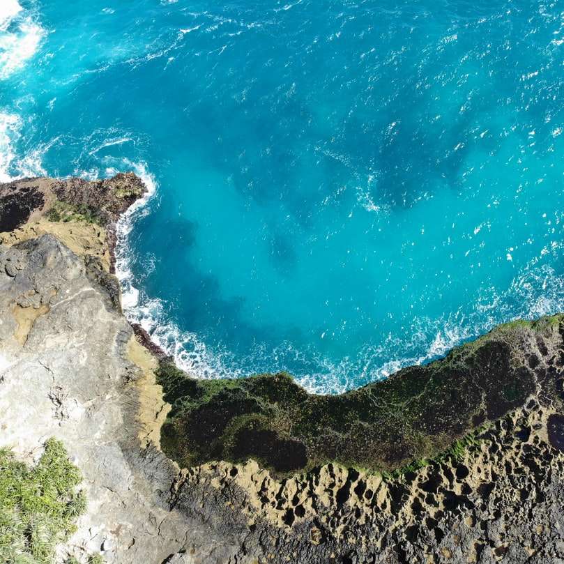 luchtfoto van oceaangolven die overdag op de kust beuken online puzzel