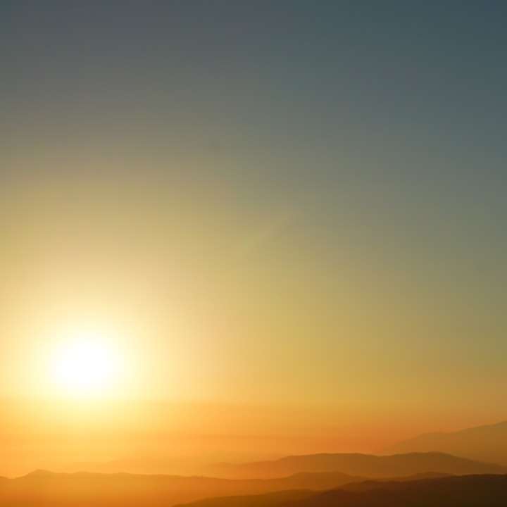 Silhouette des Heißluftballons bei Sonnenuntergang Online-Puzzle