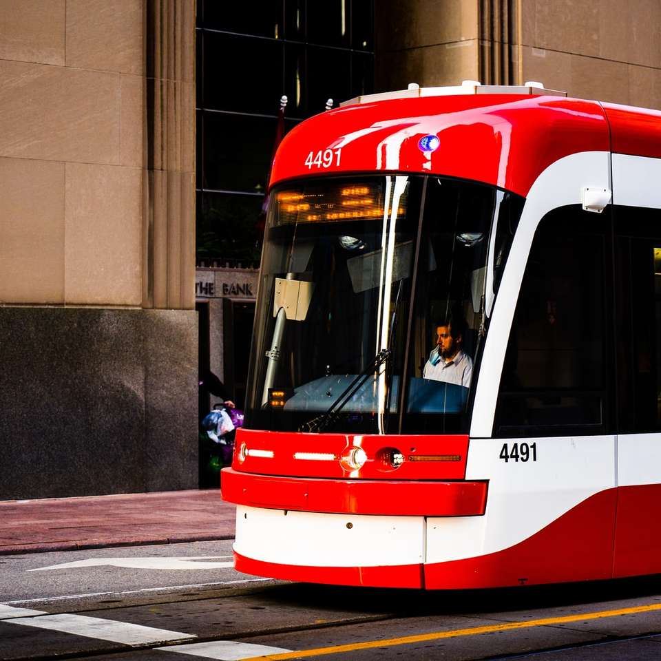 piros-fehér vonat az utcán online puzzle