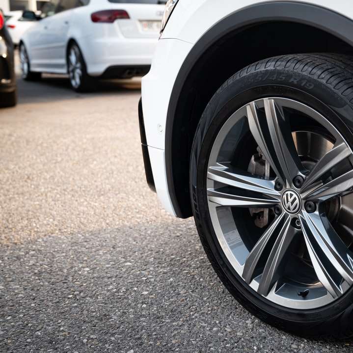 rueda de coche plateada con neumático rompecabezas en línea