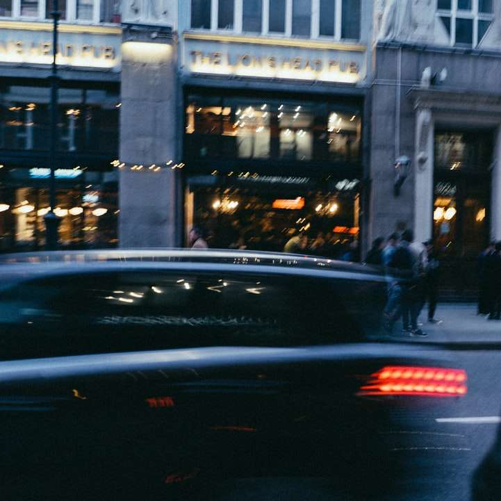 μαύρο αυτοκίνητο στο δρόμο κοντά στο κτίριο κατά τη διάρκεια της ημέρας online παζλ