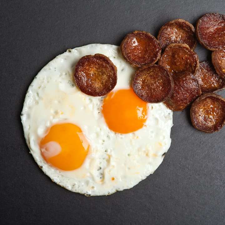 stekt ägg på vit keramisk platta Pussel online