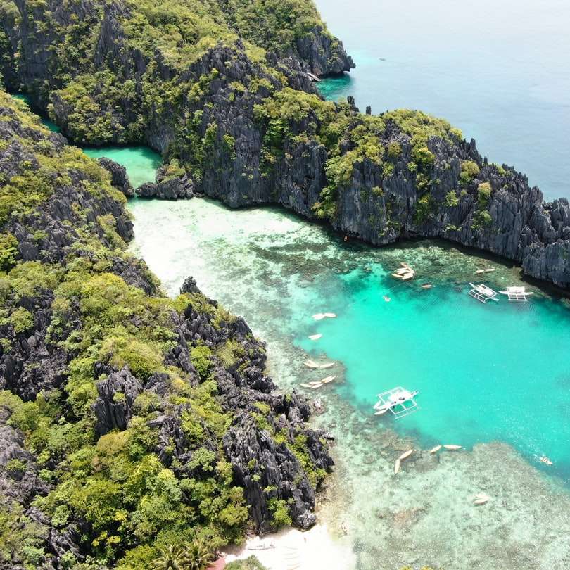 Luchtfoto van groen en bruin eiland overdag online puzzel