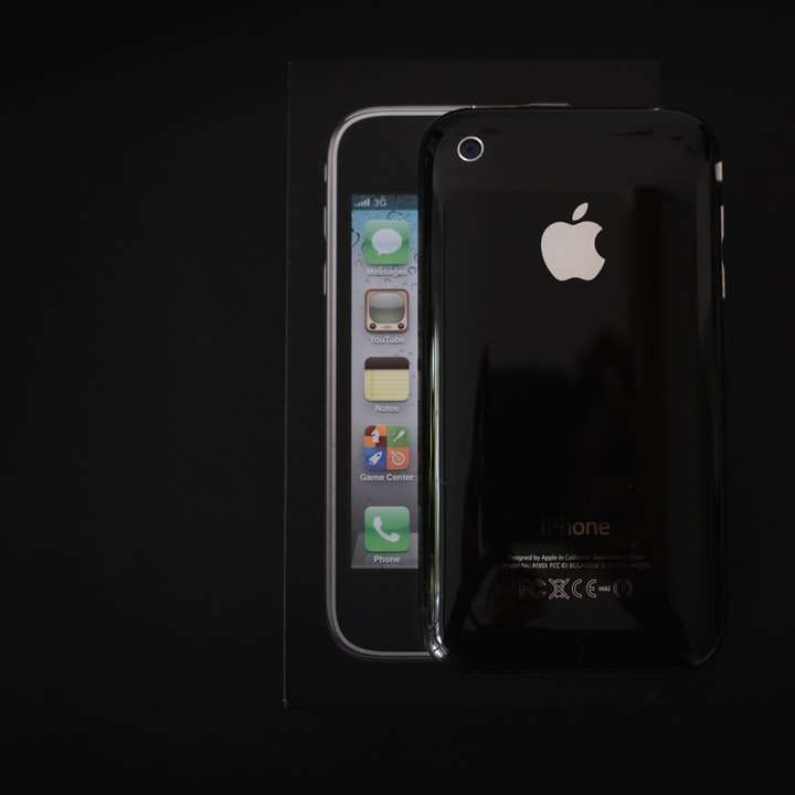 silbernes iPhone 6 auf schwarzem Hintergrund Schiebepuzzle online