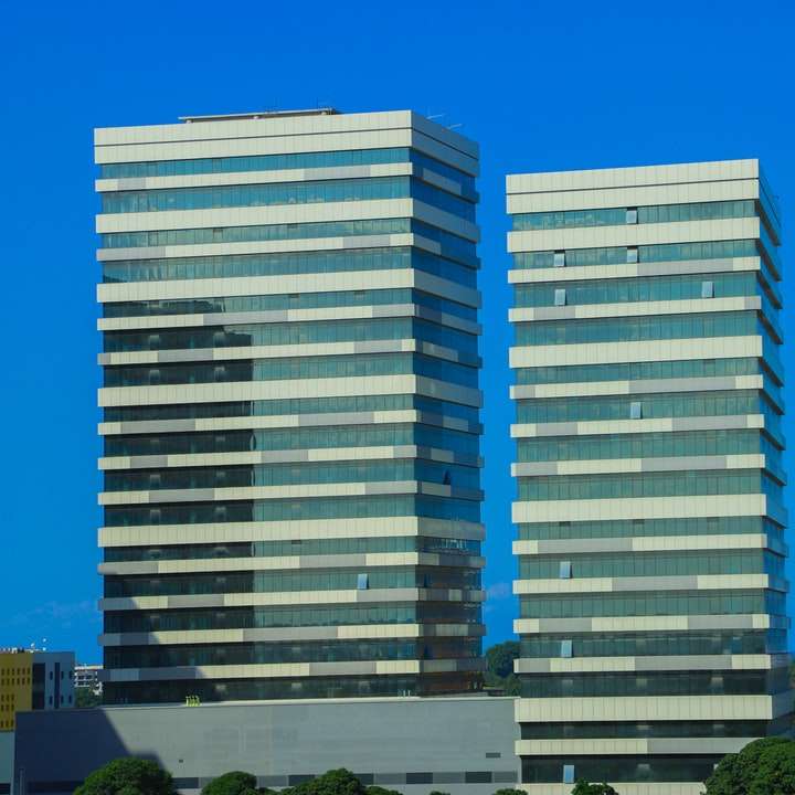 青い空の下の白と青のコンクリートの建物 スライディングパズル・オンライン