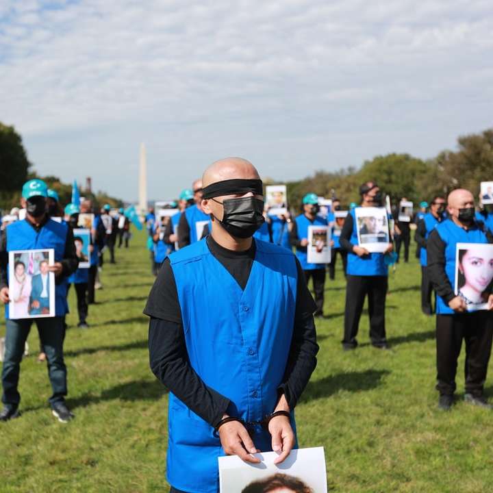 mężczyzna w niebieskiej koszuli z długim rękawem w czarnych okularach przeciwsłonecznych puzzle przesuwne online