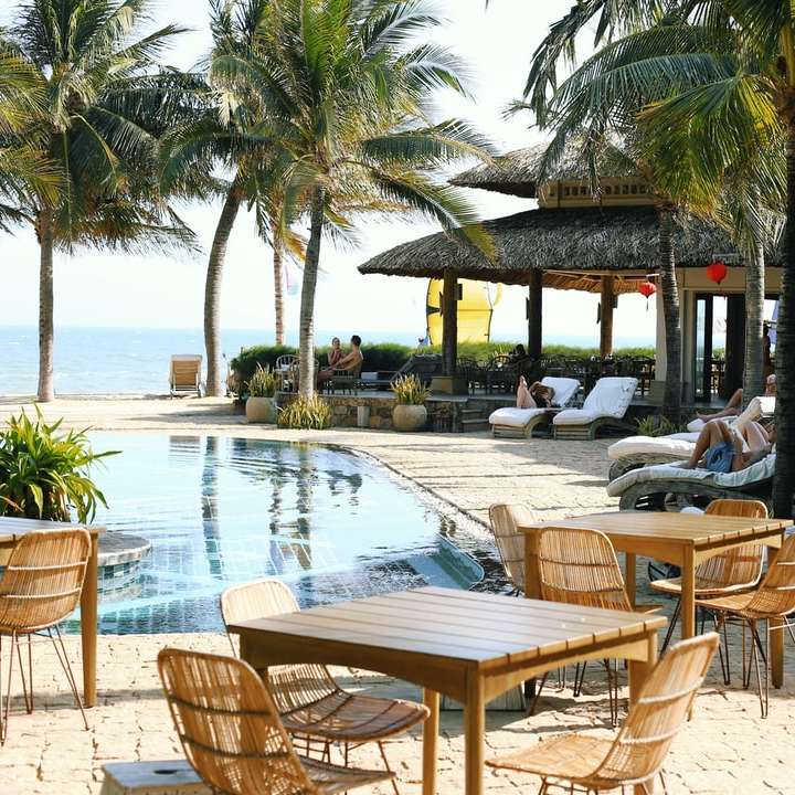 bruine houten tafel en stoelen bij zwembad online puzzel