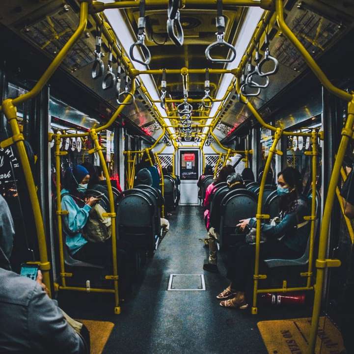 ludzie siedzący w pociągu w ciągu dnia puzzle przesuwne online