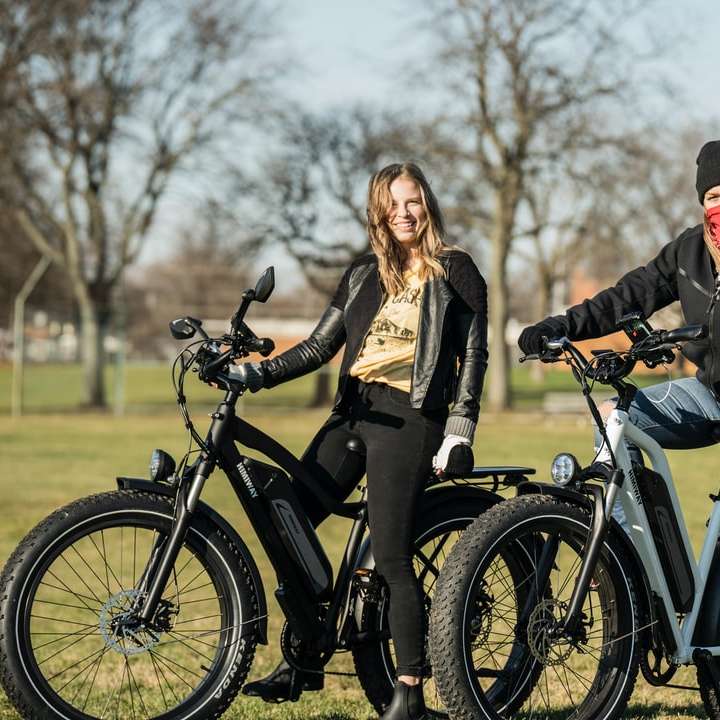 hombre y mujer montando en bicicleta durante el día puzzle deslizante online