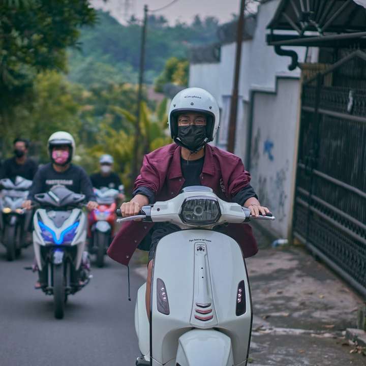 man in zwarte helm rijden witte en rode motorfiets online puzzel