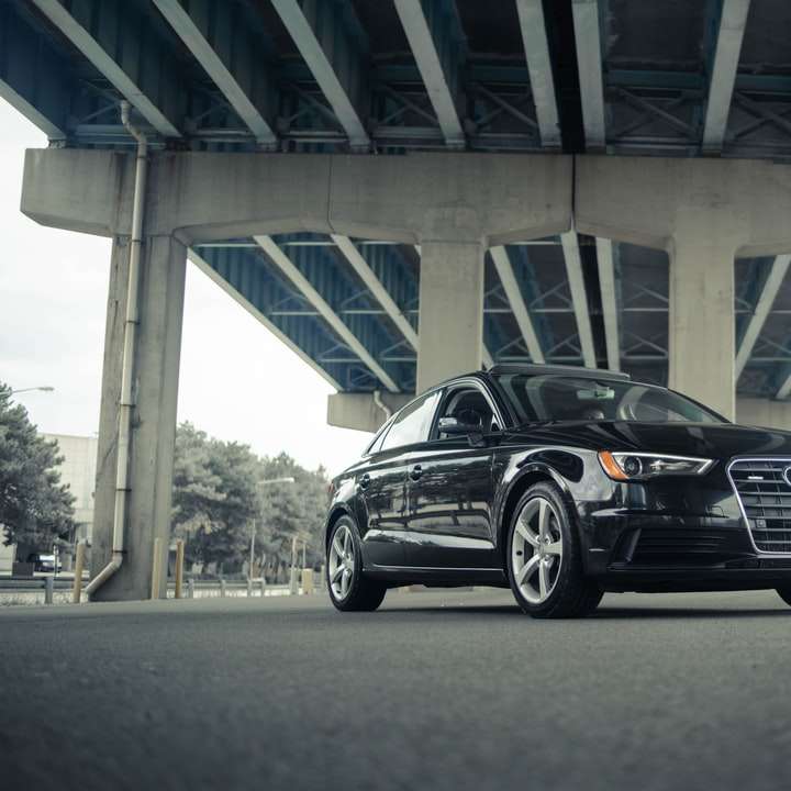 Audi r 8 negru parcat in parcare in timpul zilei alunecare puzzle online