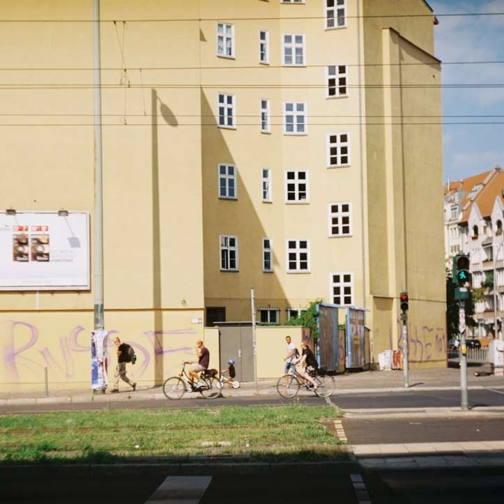 žlutá betonová budova během dne online puzzle