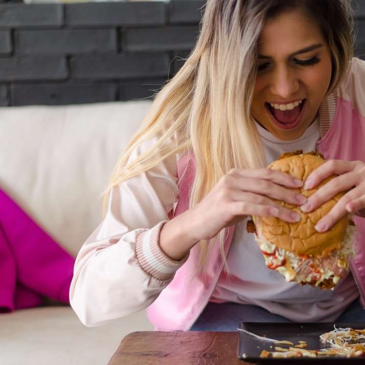 flicka i rosa långärmad skjorta äter bröd glidande pussel online
