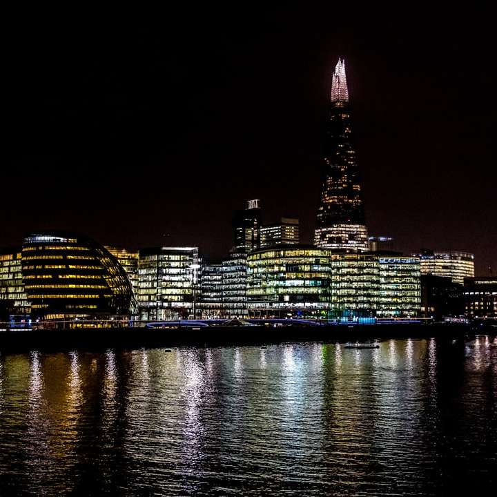 panoramę miasta w nocy puzzle online