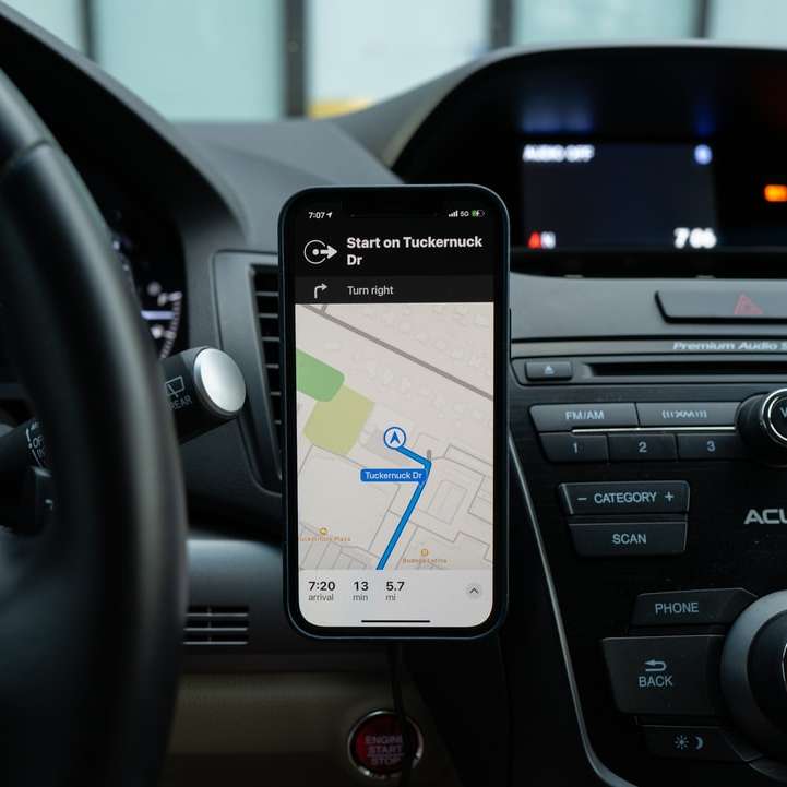 smartphone android noir sur la console centrale de la voiture puzzle en ligne