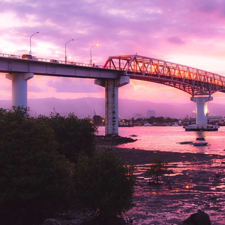 Brücke über den Fluss bei bewölktem Himmel tagsüber Online-Puzzle