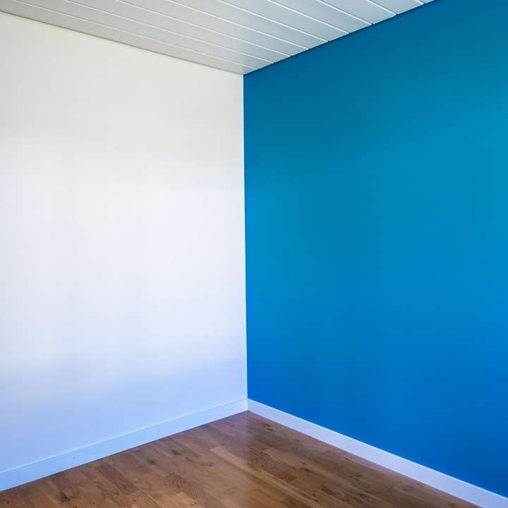 μπλε και άσπρη ξύλινη πόρτα online παζλ