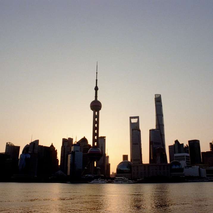 Schattenbild der Stadtgebäude während des Sonnenuntergangs Online-Puzzle