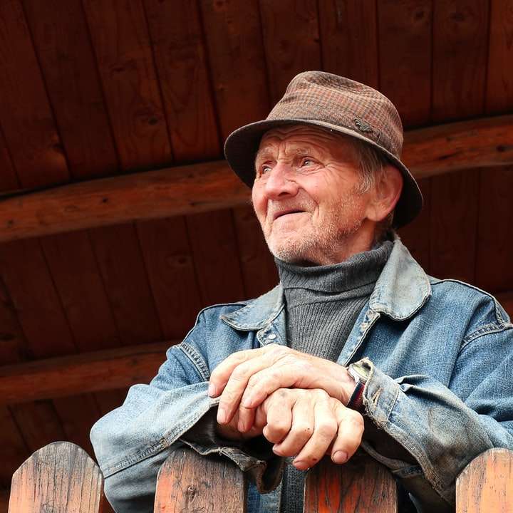 férfi kék farmerdzsekiben és barna fedora sapkában csúszó puzzle online