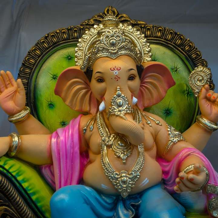 златна и лилава фигура на индуистко божество онлайн пъзел