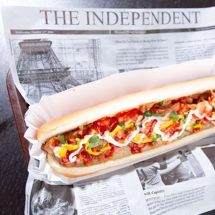 kanapka z hotdogiem na białym papierze puzzle przesuwne online