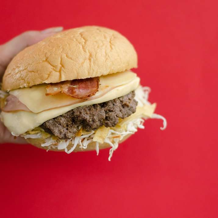 burger z sałatą i serem puzzle przesuwne online