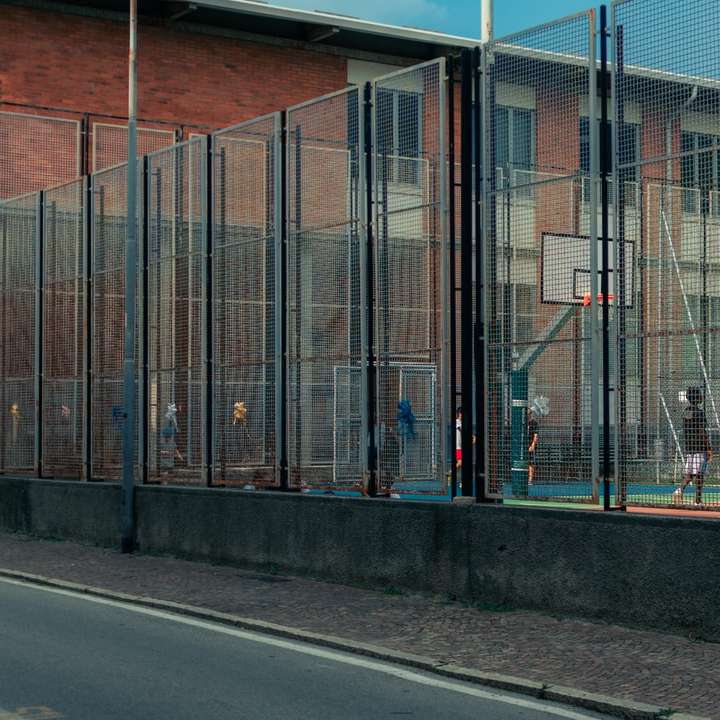 μαύρο μεταλλικό φράχτη κοντά στο δρόμο κατά τη διάρκεια της ημέρας συρόμενο παζλ online