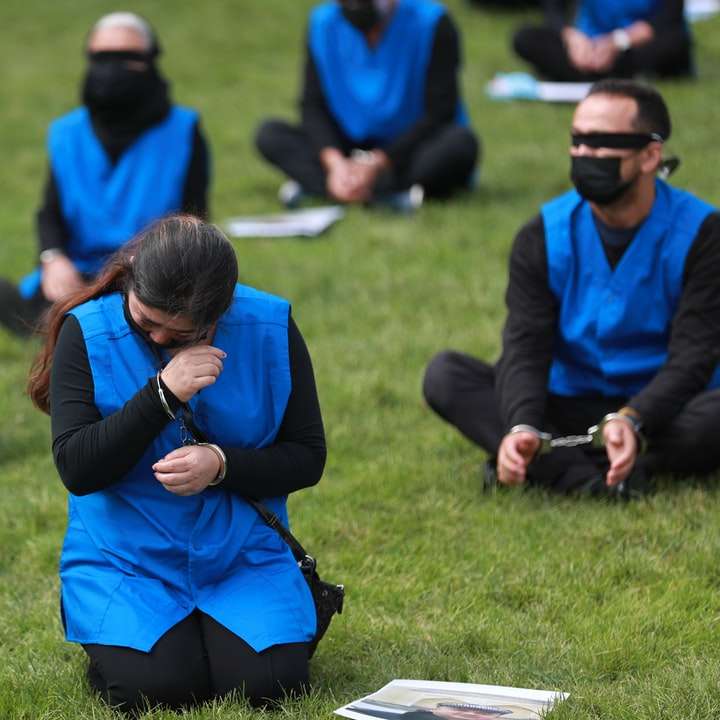 dziewczyna w niebiesko-czarnym mundurku szkolnym puzzle przesuwne online