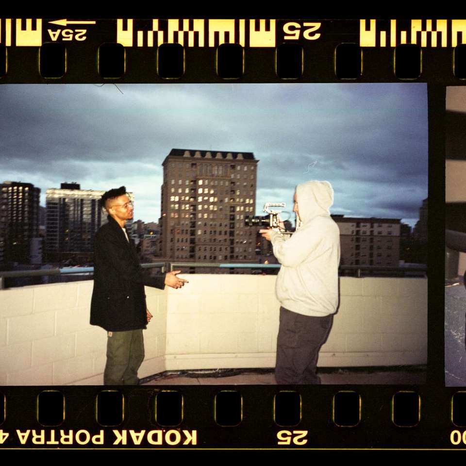 мужчина и женщина, стоящие на вершине здания в ночное время онлайн-пазл