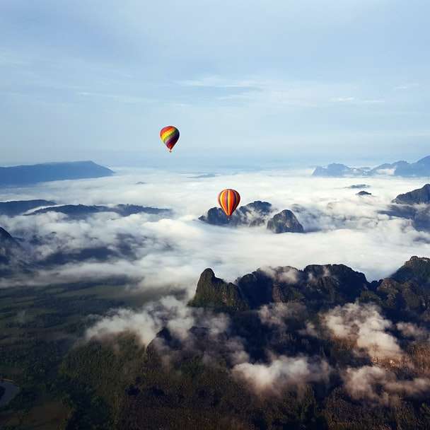 жълт балон с горещ въздух над планините онлайн пъзел
