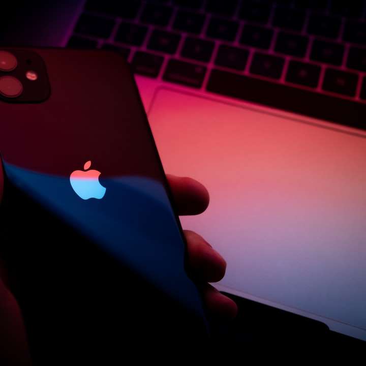 pessoa segurando iphone com capa azul puzzle deslizante online