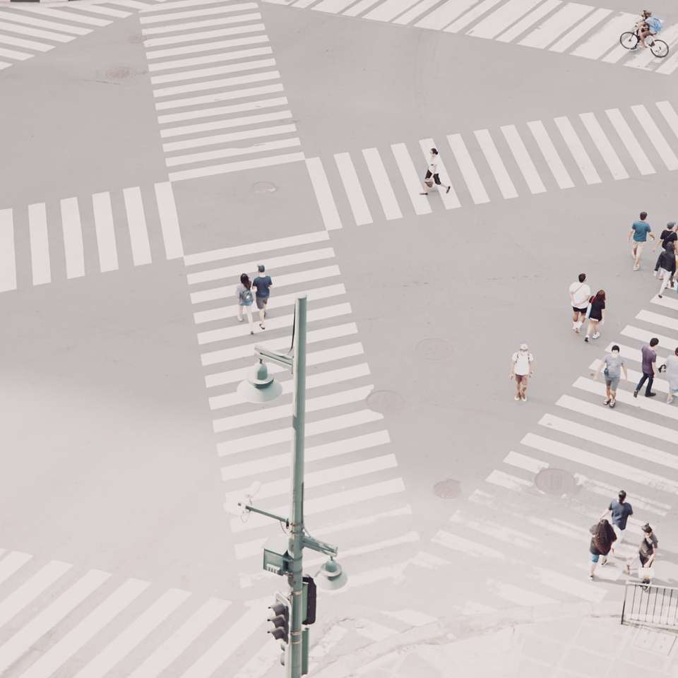 ludzie chodzą po różowo-białych płytkach podłogowych puzzle przesuwne online