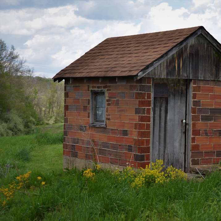 casa de madeira marrom em campo de grama verde durante o dia puzzle online