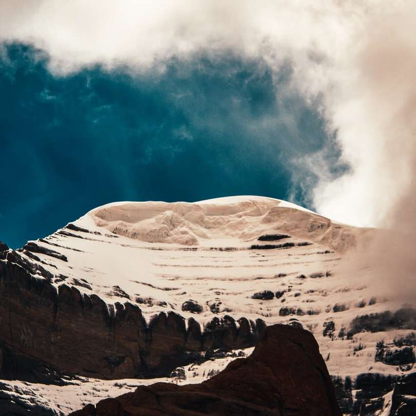 montanha rochosa marrom sob céu azul puzzle deslizante online