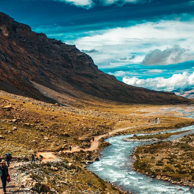 emberek séta barna mező közelében barna hegy online puzzle