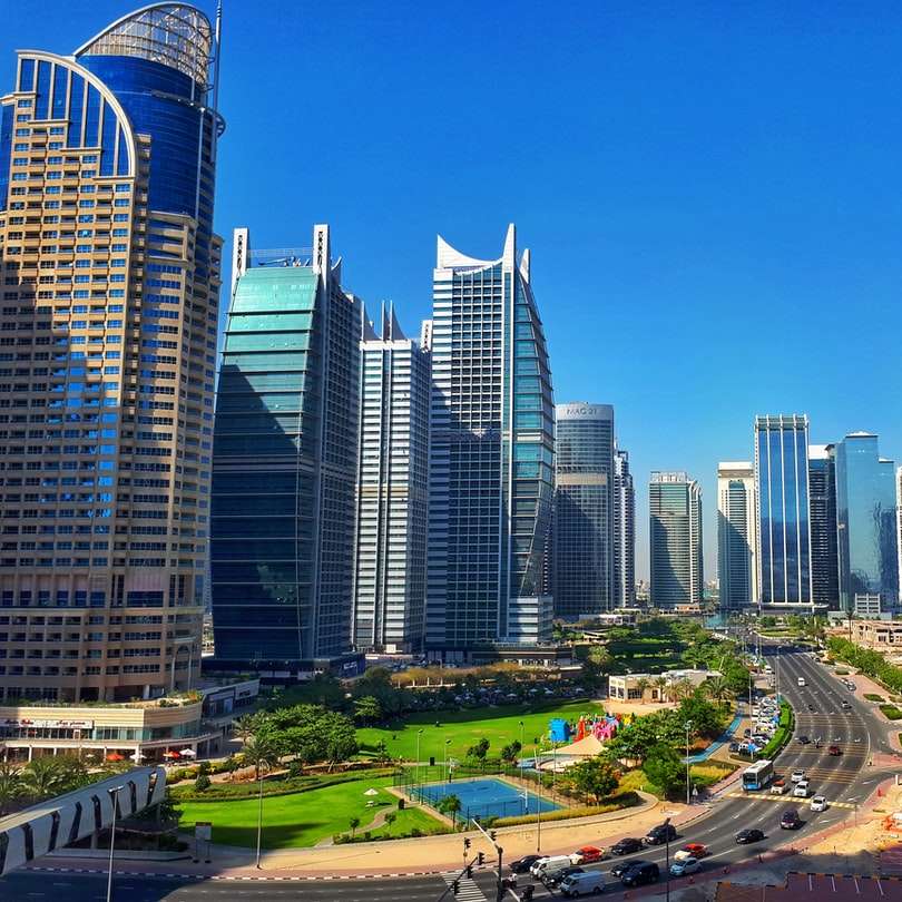 stadsbyggnader under blå himmel under dagtid Pussel online