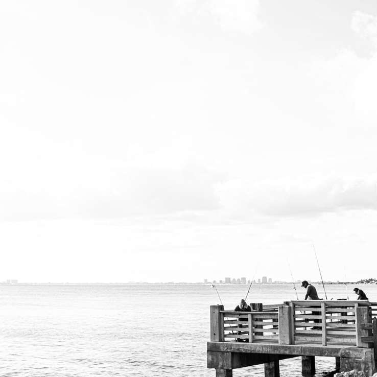 海の上の家のグレースケール写真 スライディングパズル・オンライン