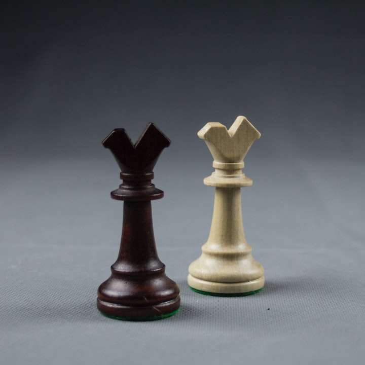 brunt trä schackpjäs på vitt bord Pussel online