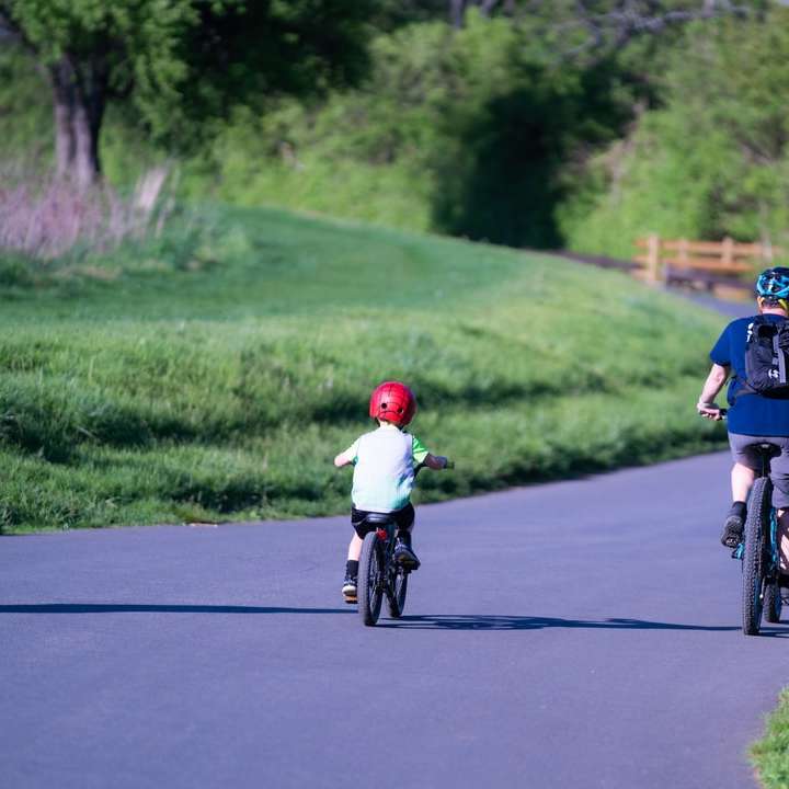 man in blauw shirt fietsten op weg overdag schuifpuzzel online