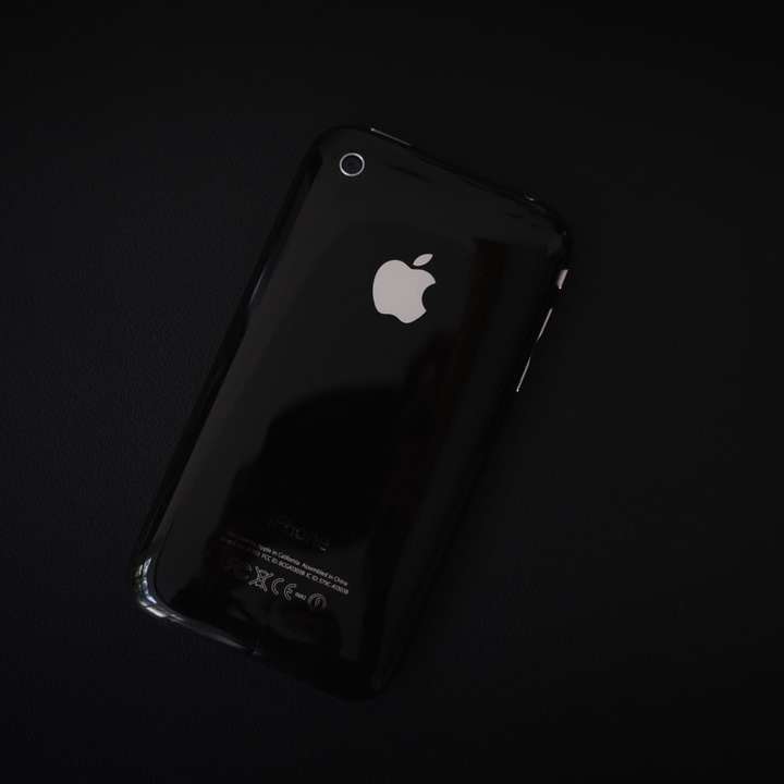 черный iphone 4 на белой поверхности онлайн-пазл