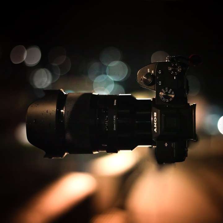 Μαύρη κάμερα dslr με φώτα bokeh συρόμενο παζλ online
