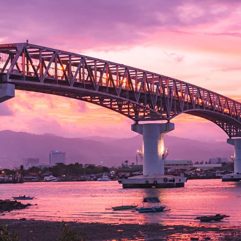 Ponte concreta branca sobre o rio sob o céu nublado puzzle deslizante online