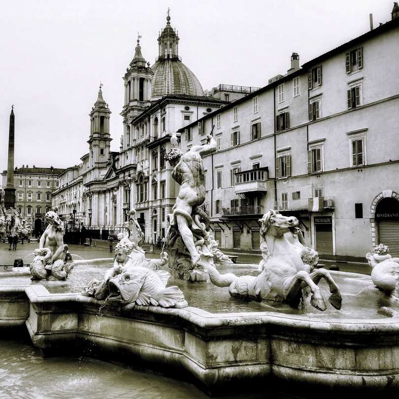 grijswaardenfoto van fontein in het midden van de stad schuifpuzzel online