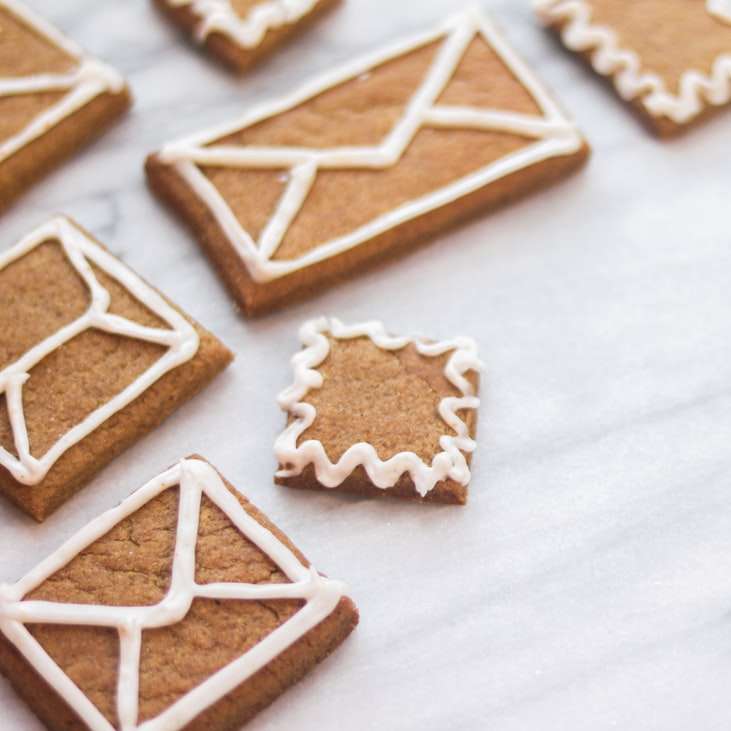 коричневое печенье в форме звезды на белой ткани онлайн-пазл