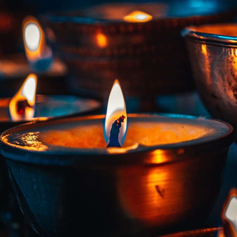 αναμμένο κερί σε καφέ κεραμικό μπολ συρόμενο παζλ online